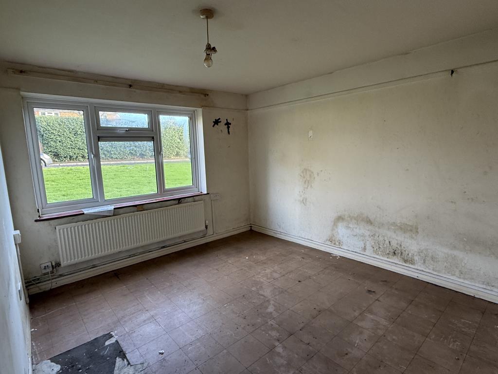 Lot: 71 - GROUND FLOOR FLAT FOR IMPROVEMENT - Living Room in flat in need of improvement